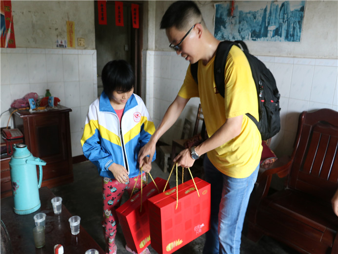 嘉人們向困境兒童家庭送上愛(ài)心禮品