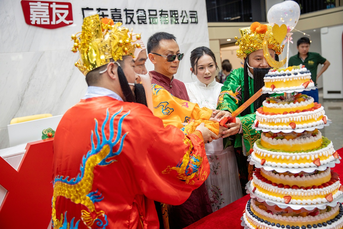 “福祿壽”與陳景超先生何映璋共同切開慶祝蛋糕