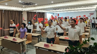 石碣鎮(zhèn)總工會與廣東Ag亞洲集團(tuán)食品有限公司一同觀看東莞市第六屆合唱節(jié)啟動儀式并同唱《沒有共產(chǎn)黨就沒有新中國》
